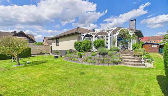 Bild von Bungalow mit traumhaften Garten und Garage