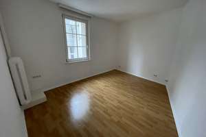 Faktor 17,44 - Vermietet -  2 Zimmer - Lübecker Altstadt mit Blick auf die Petrikirche – Die vollständige Adresse der Immobilie erhältst du vom Anbieter., 23552 Innenstadt, Lübeck – Vorschaubild 1