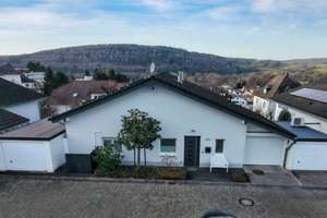Barrierearmer Premium-Bungalow – Sauna, PV & Solar, Klimaanlage, Fernsicht, ruhige Lage – Die vollständige Adresse der Immobilie erhältst du vom Anbieter., 64732 Bad König – Vorschaubild 1