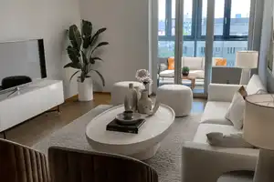 Großzügige 2,5-Zimmer-Wohnung mit Loggia und Balkon – München – Vorschaubild 2