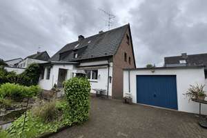 Doppelhaushälfte mit viel Potenzial, großem Garten und Garage an den Rheinwiesen 