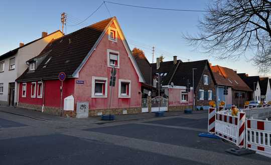 +++ Halbfreistehendes EFH mit separatem Anbau auf Eckgrundstück nahe der Straßenbahnhaltestelle +++