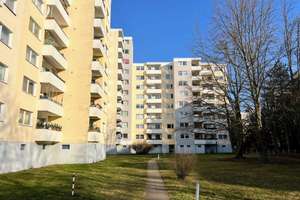 Käuferprovisionsfrei: vermietete + ruhige 2-Zi.-Wohnung + Balkon + Lift in LICHTERFELDE – Die vollständige Adresse der Immobilie erhältst du vom Anbieter., 12207 Lichterfelde, Berlin – Vorschaubild 2