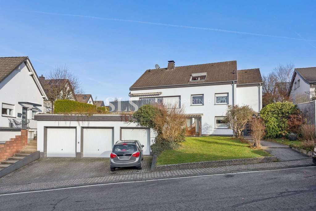 Immobilie in Arnsberg - Drei Wohnungen mit Garagen und eigenständigen Außenbereichen auf großzügigem Grundstück - Bild 0