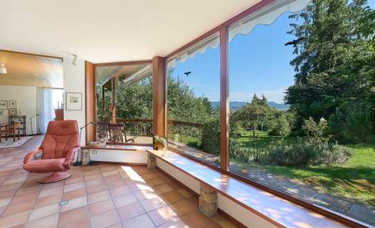 Exklusives Anwesen: Markante Villa mit idyllischem Garten und Fernblick zum Träumen