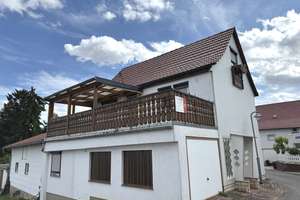 Einfamilienhaus mit zwei Garagen und großer Balkonterrasse