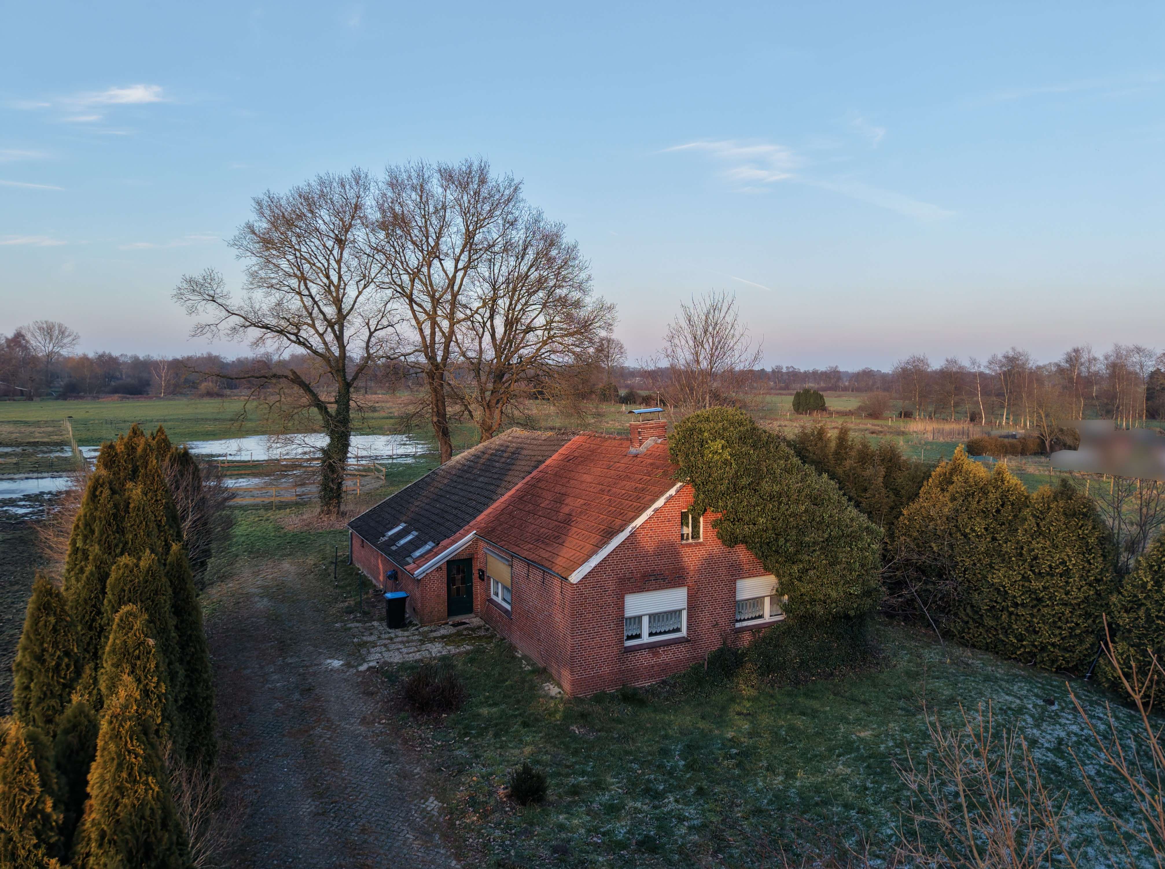 Verkauft! Sanierbedürftiges Fehnhaus in Kanallage mit Blick auf Wiesen und Felder!, Leer Kreis – Bild 3