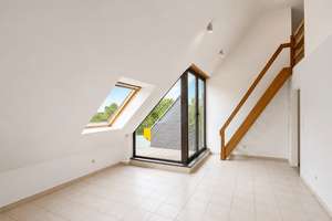 Hollenders Immobilien: Bezugsfreie Dachgeschosswohnung mit Dachterrasse, Schlafempore und Stellplatz – 50968 Raderthal, Köln – Vorschaubild 3