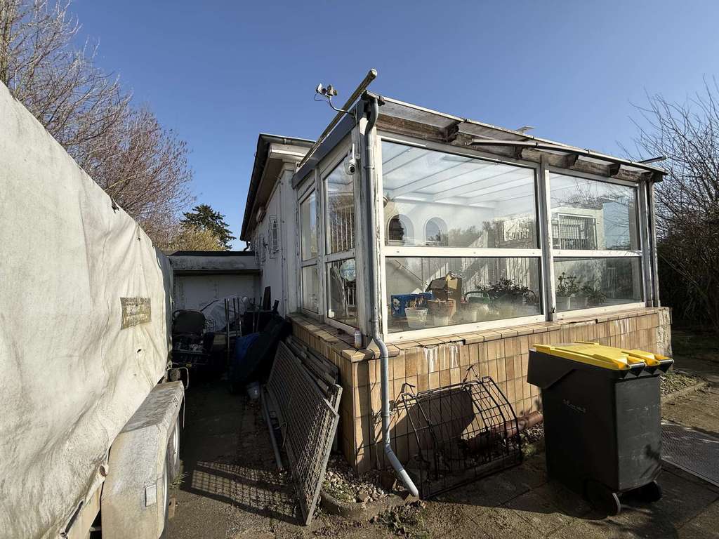 Immobilie in Grevenbroich - Haus mit großem Grundstück (2.120 m²) – Kernsanierung erforderlich, kein Neubau - Bild 1