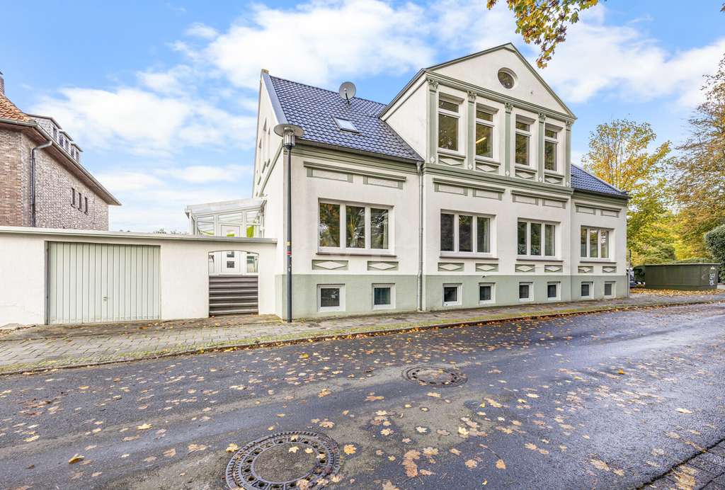 Immobilie in Jever - Stilvolle Stadtvilla in bester Lage von Jever mit drei genehmigten Ferienwohnungen - Bild 1
