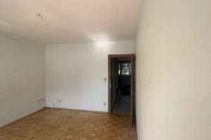 Sanierungsbedürftige 2-Zimmer-Wohnung mit Balkon und Loggia in ruhiger Lage am Dutzendteich – Schultheißallee 63, 90478 Ludwigsfeld, Nürnberg – Vorschaubild 2