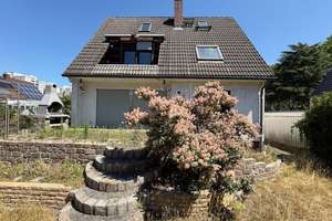 Freistehendes Einfamilienhaus mit Einzelgarage, großem Garten, Terrasse, Kamin und viel Potential!