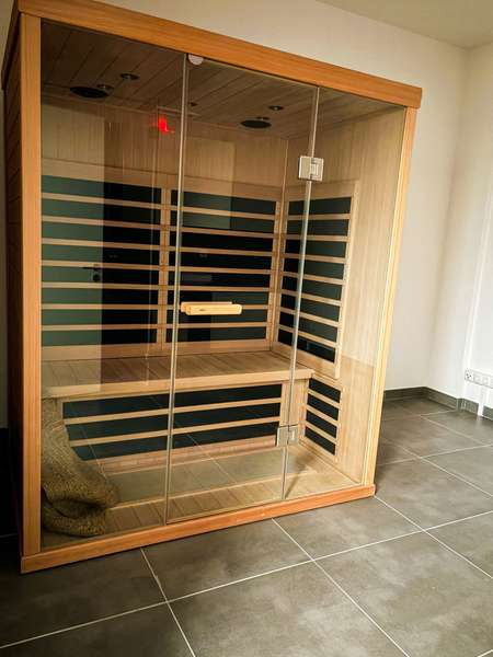 Raum mit Sauna und Dusche.jpg