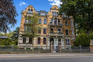 Wohnen im historischen Löwenkopf-Palais – Charmante Hochparterrewohnung mit Balkon