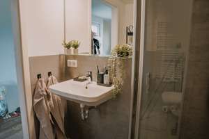 Moderne 1-Zimmer Neubauwohnung (27 m²) mit Balkon & traumhaftem Fernblick – Nachmieter gesucht – Kahlaische Straße 32, 7745 Jena-Süd, Jena – Vorschaubild 12