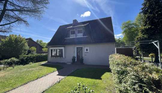 Bild von Freistehendes Einfamilienhaus auf sonnigem Eckgrundstück mit Garage