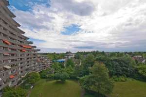 Großzügige 3,5 Zimmer-Wohnung mit 2 grossen Panoramablick-Balkonen, Garage, Schwimmbad, Lift, Ga