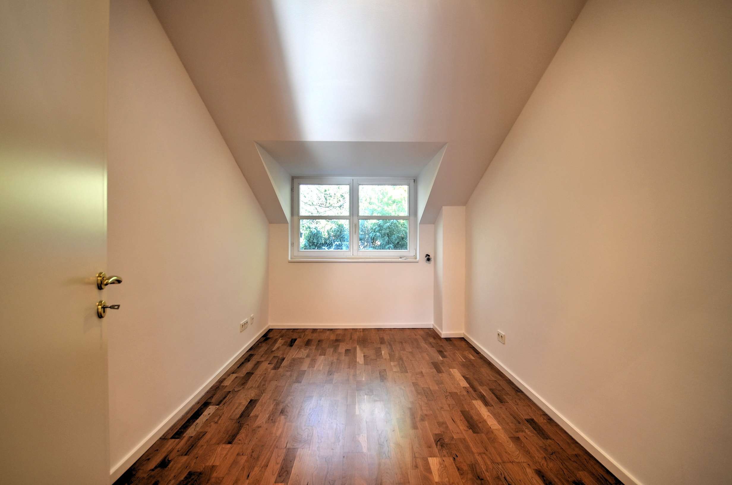 Immobilie in Grünwald - MÜNCHEN-GRÜNWALD: SONNIGES DACHGESCHOSSJUWEL MIT EXQUISITER AUSSTATTUNG! - Bild 4