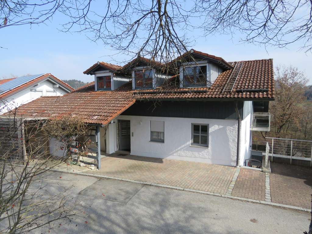 Immobilie in Hunderdorf - Einfamilien-Landhaus mit ELW in absolut ruhiger Ortsrandlage zw. Bogen und St. Englmar - Bild 0