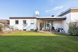 Charmanter Bungalow mit Split-Level-Architektur und großem Entwicklungspotenzial in Gräfelfing – Die vollständige Adresse der Immobilie erhältst du vom Anbieter., 82166 Gräfelfing – Vorschaubild 2