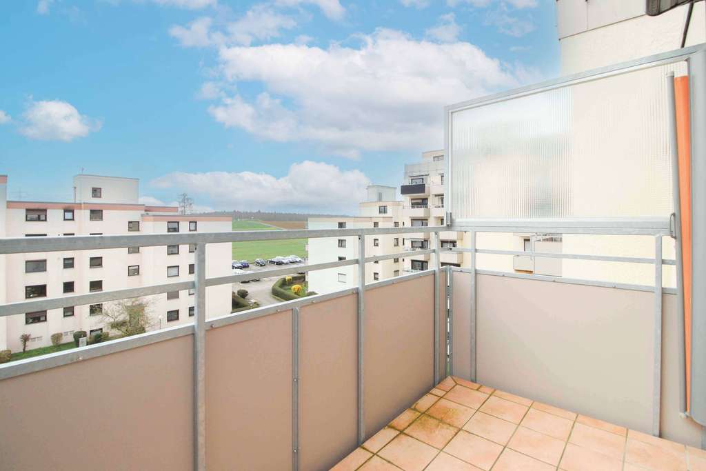 Immobilie in Eberdingen - Penthouse-Wohnung mit Weitblick, Balkon, Aufzug und TG-Stellplatz in ruhiger Lage von Hochdorf - Bild 2