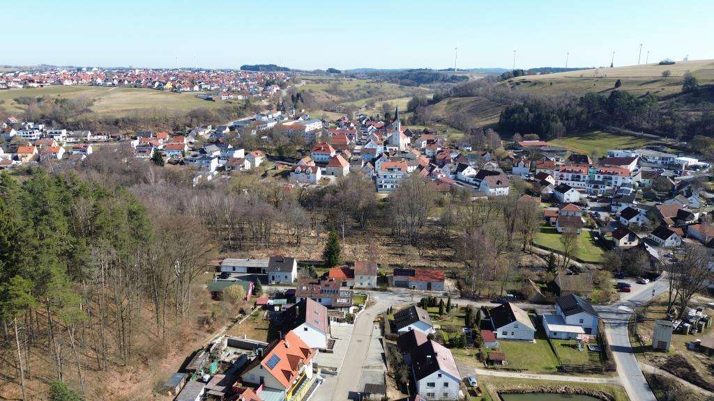 Immobilie in Deining - Eigennutzung oder Kapitalanlage!
Großes Haus mit Charme und Substanz,   
    Deining - Ortskern - Bild 1