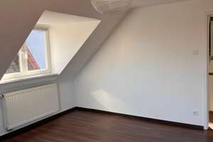 Helles Zimmer in schöner 80qm 2er-WG am Schlossgarten mit Balkon und zwei Bädern – Die vollständige Adresse der Immobilie erhältst du vom Anbieter., 70190 Berg, Stuttgart – Vorschaubild 15