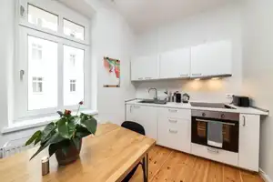 Cozy 2 Room Apartment in Friedrichshain (Available August only) – Seumestraße 2, 10245 Berlin – Vorschaubild 1