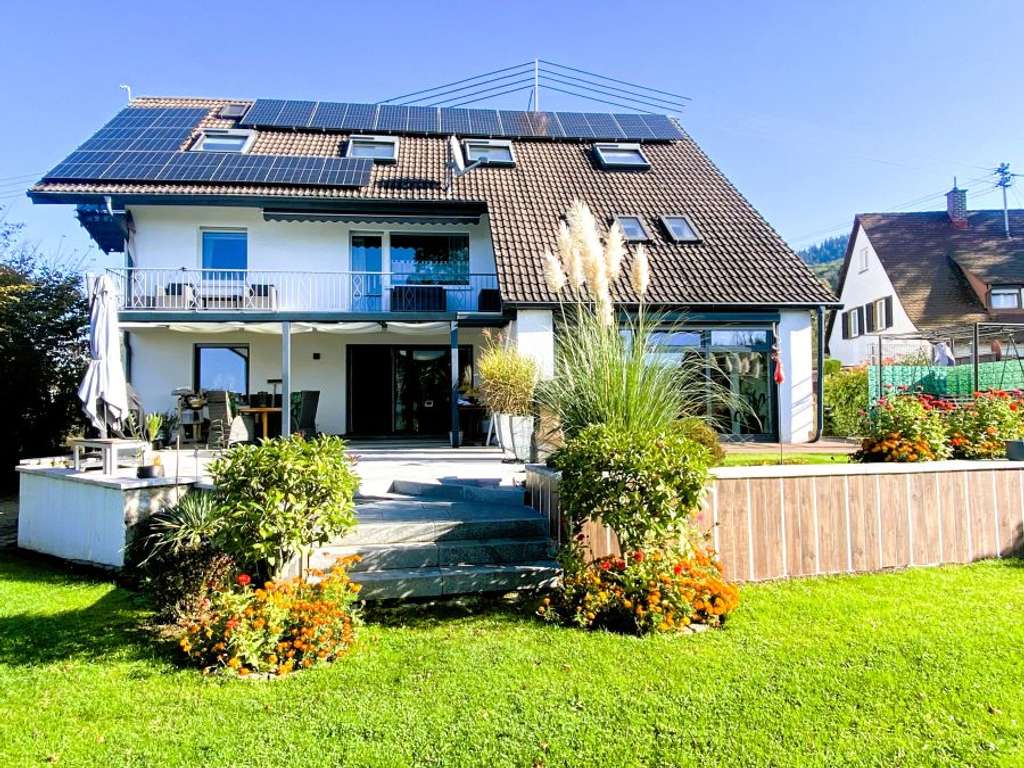 Immobilie in Staufen im Breisgau - Provisionsfrei* Einmaliges saniertes 3FH, energetisch modernisiert - Bild 0