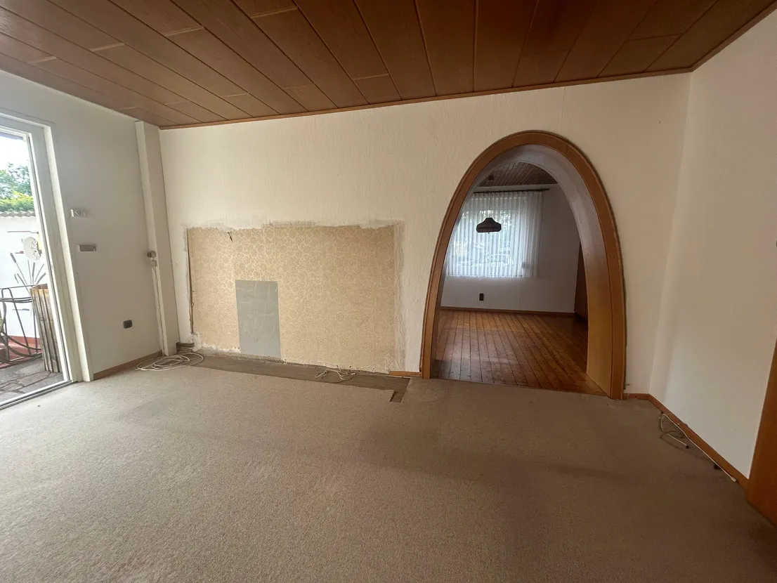 Gemütliches Reihenendhaus mit XL-Dachterrasse, Terrasse, Garten und zwei Garagen – Wohnzimmer
