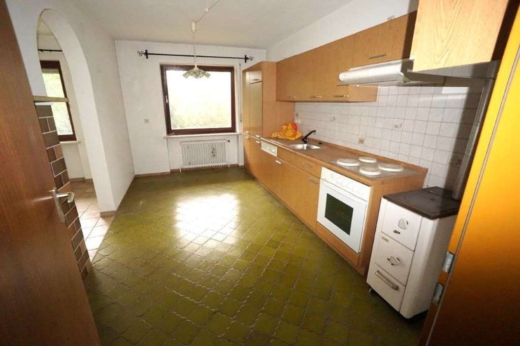 Immobilie in Aichach - Am Waldrand gelegenes Zweifamilienhaus - renovierungsbedürftig - Bild 3