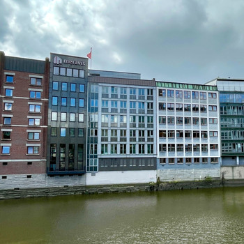 Say hello to: Modernes Büro mit Dachterrasse mit Fleetblick