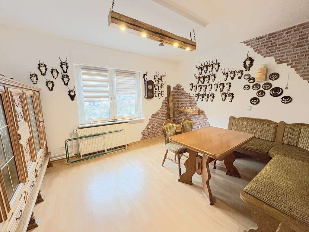 Immobilie in Kirchhain - Haus mit Charme und Entwicklungsmöglichkeiten – Garten, Keller und Garagen inklusive - Bild 4