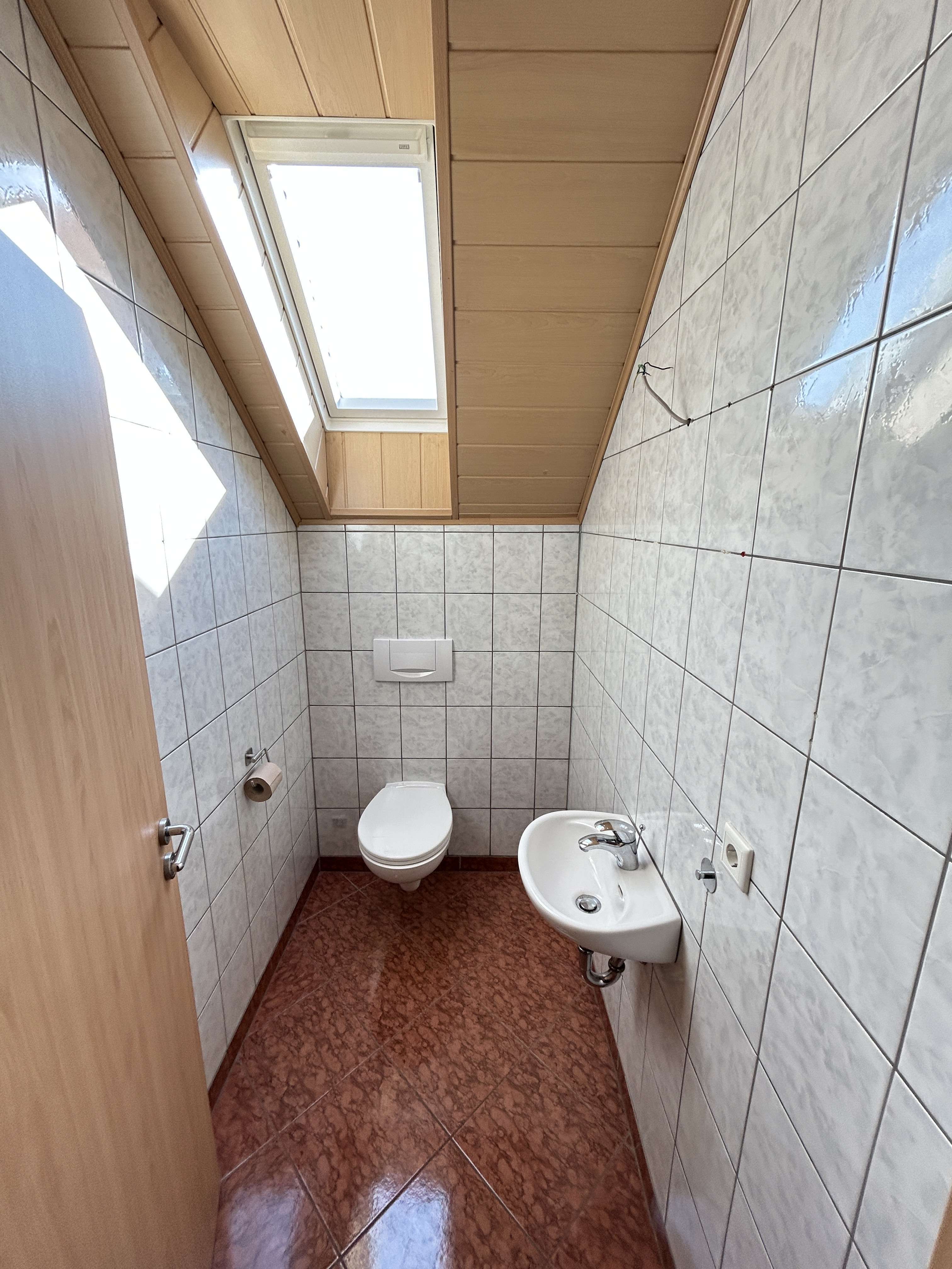 Immobilie in Warburg - Großzügige Dachgeschoss-Eigentumswohnung mit Weitblick, Balkon und viel Potenzial in Warburg - Bild 6