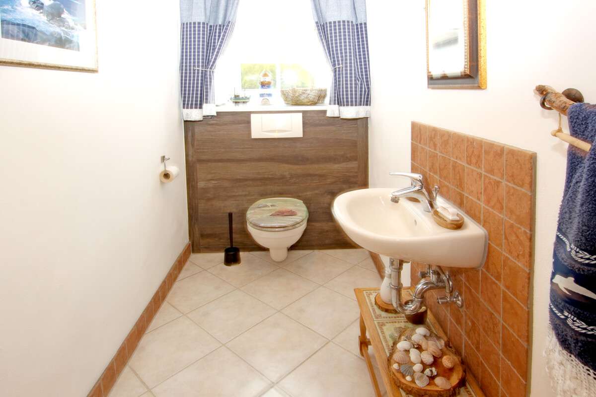 Immobilie in Kalkhorst - Familienwohnsitz oder Ferienhaus ?
Schönes Wohnhaus mit 5 Zimmern, Kamin, Sauna und Doppelgarage in - Bild 8