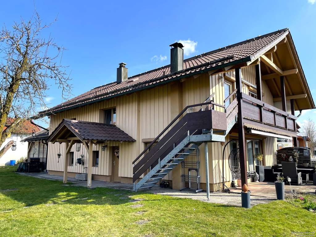 Immobilie in Künzing - Gepflegtes Haus mit großem Grundstück in zentraler Lage von Künzing! - Bild 1