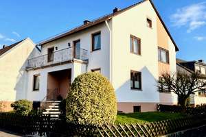 Großzügiges und sehr gepflegtes  Ein-/Zweifamilienhaus mit hübschem Garten, Balkon und Garage in Be – Limesweg 6, 56132 Becheln – Vorschaubild 1