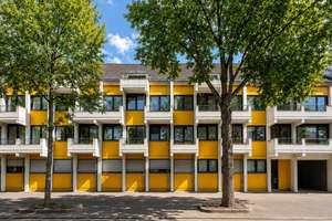Hollenders Immobilien: Bezugsfreie Dachgeschosswohnung mit Dachterrasse, Schlafempore und Stellplatz