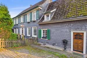 Wohnen im Grünen: Zweifamilienhaus mit eigenem Wald und vielseitiger Lagerhalle