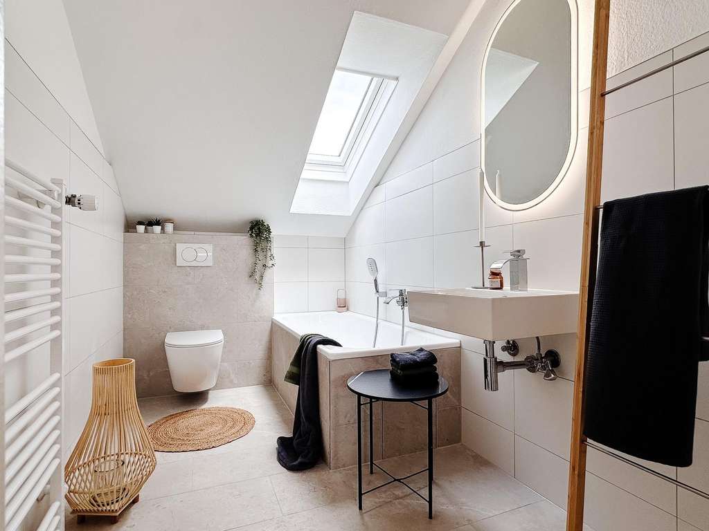 frisch renoviert und sofort frei: 3 Zimmer mit Balkon und Stellplatz