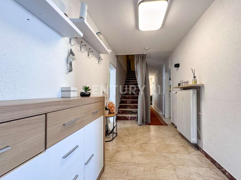 Immobilie in Michelau in Oberfranken - Wohnen, vermieten oder beides – vielseitiges Haus mit 3 Wohnungen, Garten und Garage - Bild 4