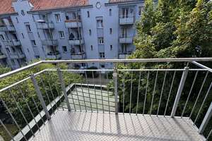 Fürth, Nähe Herrnstrasse ! Charmante sehr helle u. renovierte 2-Zi.-Altbauwhg. 65m² mit Balkon, 2.OG – 90762 Südliche Südstadt, Fürth – Vorschaubild 3