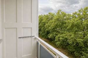 Wohnen in Ost II: Helle 3-Zimmer-Wohnung mit Balkon ins Grüne – Unnaer Straße 68, 4720 Döbeln – Vorschaubild 2