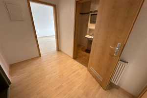 Laminat / im 2. OG / Bad mit Dusche – Ebersdorfer Straße 35, 9131 Chemnitz – Vorschaubild 2
