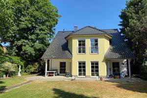 TRAUMHAUS mit Doppelgarage und Garten