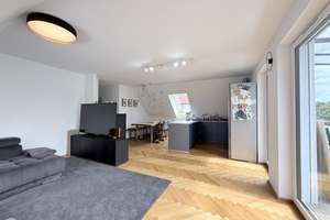 Neuwertige 3 Zimmer Dachgeschosswohnung mit Außenstellplatz