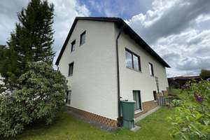 Einfamilienhaus in ruhiger Lage mit Terrasse und Balkon! – Die vollständige Adresse der Immobilie erhältst du vom Anbieter., 92714 Pleystein – Vorschaubild 2