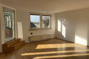 Schöne DG-Wohnung mit Ausblick, EBK & Stellplatz – Möserstraße 34, 45144 Frohnhausen, Essen – Vorschaubild 2