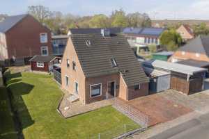 Familienfreundliches Zuhause in ruhiger Lage – modernisiert mit Wohnmobil-Carport & Nebengebäude – Aurich (Kreis) – Vorschaubild 2