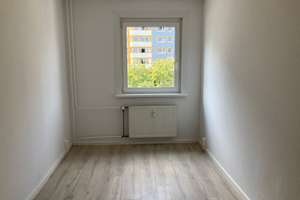 Schöne Familien-Wohnung mit viel Platz - mit Aufzug, Balkon und Wannenbad! – Ahrenshooper Straße 12, 13051 Neu-Hohenschönhausen, Berlin – Vorschaubild 4